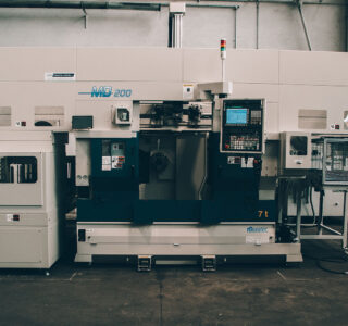 Tornio bimandrino CNC per lavorazioni CNC di precisione