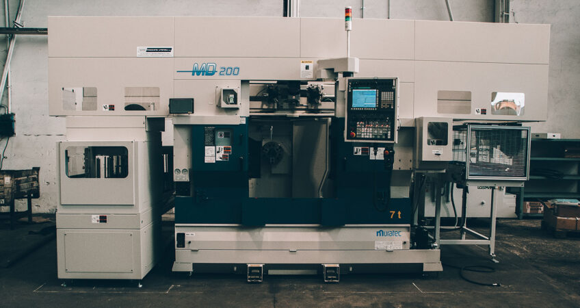 Tornio bimandrino CNC per lavorazioni CNC di precisione