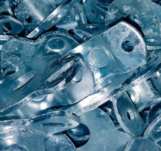 Tante piccole parti zincate a caldo